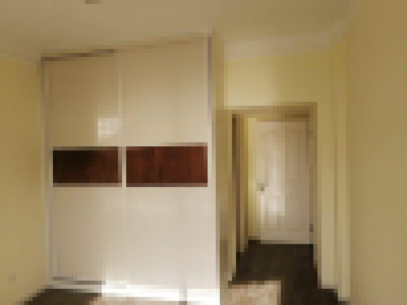 全屋裝修翻新：1、在新管道和舊管道對(duì)接前，有必要檢查舊管道是否疏通，避免日后費(fèi)事。2、廚房清潔間墻磚撤銷，表面找平很重要。廚房清潔間墻面的找平作業(yè)往往是業(yè)主忽略的環(huán)節(jié)。　　3、墻面施工是需要留心的一點(diǎn)。老墻面在改動(dòng)前必定要做墻面的底層處理，盡量鏟除原始?jí)γ妫ㄟ^從頭修補(bǔ)和處理，再刷乳膠漆方可保證新墻的穩(wěn)固?！　?、舊房中一般原有的水路管線都有許多不合理的布局或被腐蝕，所以需對(duì)水路進(jìn)行全面檢查。假如原有的管線是已被淘汰的鍍鋅管，在施工中有必要將其替換為銅管、鋁塑復(fù)合管或PP-R管?！　?、砸墻磚及地磚時(shí)，避免碎片堵塞下水道;只需表層厚度抵達(dá)4毫米的實(shí)木地板、實(shí)木復(fù)合地板和竹地板方可進(jìn)行改動(dòng)。此外，部分改動(dòng)還會(huì)構(gòu)成地板間的新舊差異，因此，不能盲目對(duì)地板進(jìn)行改動(dòng)。