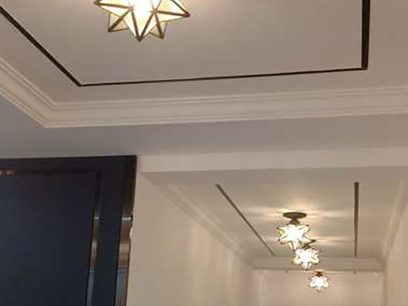 全屋燈具安裝：按照安裝說明書將個(gè)部件連成一體，燈內(nèi)穿線的長度應(yīng)適宜，多股軟線線頭應(yīng)搪錫，應(yīng)注意統(tǒng)一配線顏色，便于區(qū)分火線與零線。理順燈內(nèi)線路。 普通式燈頭安裝：將電源線留足維修長度后剪除余先并剝出線頭，用連接螺釘將燈座安裝在接線盒上。 掉線式燈頭安裝：將電源線留足維修長度后剪除余線并剝出線頭，將導(dǎo)線穿過燈頭底座，用連接螺釘將底座固定在接線盒上。取一段燈線，在一端接上燈頭，燈頭內(nèi)應(yīng)系好保險(xiǎn)扣，將燈線另一頭穿入底座蓋碗，燈線在蓋碗內(nèi)系好保險(xiǎn)扣并與底座上的電源線用壓接帽連接，旋上扣碗。