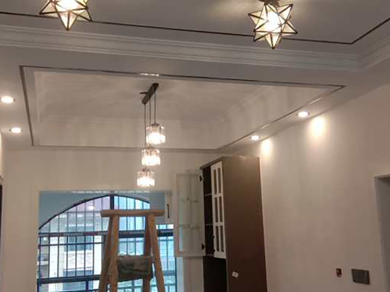 全屋燈具安裝：按照安裝說明書將個(gè)部件連成一體，燈內(nèi)穿線的長度應(yīng)適宜，多股軟線線頭應(yīng)搪錫，應(yīng)注意統(tǒng)一配線顏色，便于區(qū)分火線與零線。理順燈內(nèi)線路。 普通式燈頭安裝：將電源線留足維修長度后剪除余先并剝出線頭，用連接螺釘將燈座安裝在接線盒上。 掉線式燈頭安裝：將電源線留足維修長度后剪除余線并剝出線頭，將導(dǎo)線穿過燈頭底座，用連接螺釘將底座固定在接線盒上。取一段燈線，在一端接上燈頭，燈頭內(nèi)應(yīng)系好保險(xiǎn)扣，將燈線另一頭穿入底座蓋碗，燈線在蓋碗內(nèi)系好保險(xiǎn)扣并與底座上的電源線用壓接帽連接，旋上扣碗。