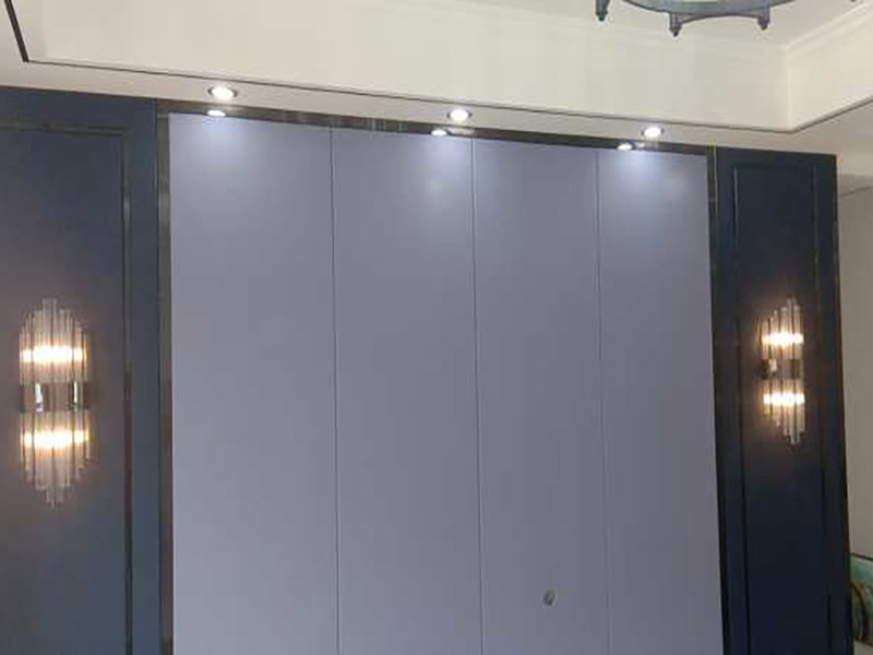 全屋燈具安裝：按照安裝說明書將個(gè)部件連成一體，燈內(nèi)穿線的長度應(yīng)適宜，多股軟線線頭應(yīng)搪錫，應(yīng)注意統(tǒng)一配線顏色，便于區(qū)分火線與零線。理順燈內(nèi)線路。 普通式燈頭安裝：將電源線留足維修長度后剪除余先并剝出線頭，用連接螺釘將燈座安裝在接線盒上。 掉線式燈頭安裝：將電源線留足維修長度后剪除余線并剝出線頭，將導(dǎo)線穿過燈頭底座，用連接螺釘將底座固定在接線盒上。取一段燈線，在一端接上燈頭，燈頭內(nèi)應(yīng)系好保險(xiǎn)扣，將燈線另一頭穿入底座蓋碗，燈線在蓋碗內(nèi)系好保險(xiǎn)扣并與底座上的電源線用壓接帽連接，旋上扣碗。