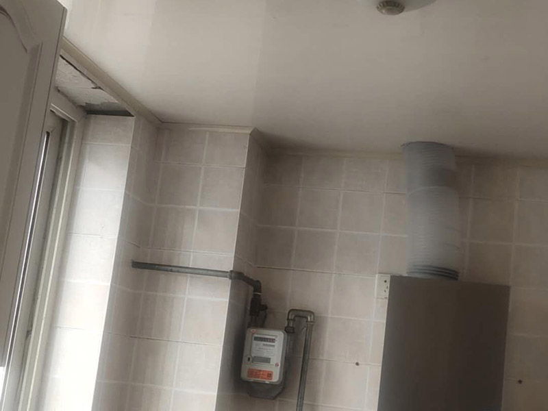 廚房屋頂防水維修：首先，用水泥砂漿找平，同時做好防水層和保護層，然后，檢查基層處理并進行清理，要求不能有任何雜質，且屋面必須保持干燥，否則會直接影響防水效果，最后，根據(jù)當天的施工量配置相應的瀝青，并參照從高到低、從遠到近的順序，開始鋪貼屋面防水卷材。