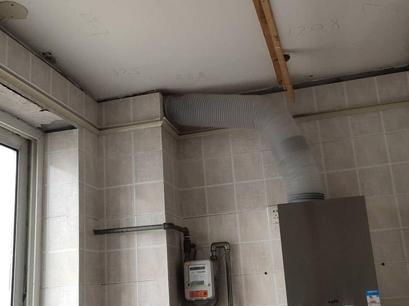 廚房屋頂防水維修：首先，用水泥砂漿找平，同時做好防水層和保護層，然后，檢查基層處理并進行清理，要求不能有任何雜質，且屋面必須保持干燥，否則會直接影響防水效果，最后，根據(jù)當天的施工量配置相應的瀝青，并參照從高到低、從遠到近的順序，開始鋪貼屋面防水卷材。