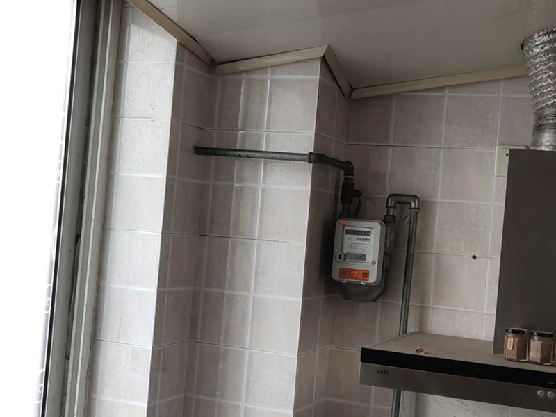 廚房屋頂防水維修：首先，用水泥砂漿找平，同時做好防水層和保護層，然后，檢查基層處理并進行清理，要求不能有任何雜質，且屋面必須保持干燥，否則會直接影響防水效果，最后，根據(jù)當天的施工量配置相應的瀝青，并參照從高到低、從遠到近的順序，開始鋪貼屋面防水卷材。