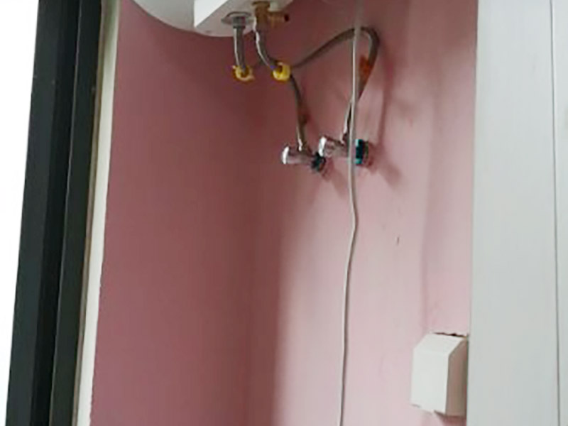 熱水器和插座安裝：首先在浴室外選擇通風(fēng)、安全、牢固的地方固定熱水器，周邊不能有易燃物，離電線氣管保持一米以上的距離。分辨熱水器下面三個接頭的功能作用，最左邊的一般為熱水管接頭，中間的為氣接頭，右邊的為進(jìn)水接頭，一定要看清標(biāo)識，不然接錯了麻煩就大了。熱水器與水管的連接要用專用高壓管或?qū)Ｓ密洑夤埽f不要用硬管直接連接，在高壓管與氣管之間要加裝減壓閥便于調(diào)壓和維修，安裝完后要檢查是否漏水漏氣，在安上排煙管到室外。