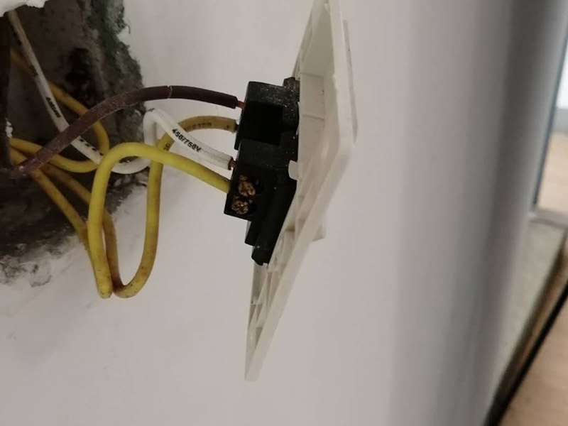 熱水器和插座安裝：首先在浴室外選擇通風(fēng)、安全、牢固的地方固定熱水器，周邊不能有易燃物，離電線氣管保持一米以上的距離。分辨熱水器下面三個接頭的功能作用，最左邊的一般為熱水管接頭，中間的為氣接頭，右邊的為進(jìn)水接頭，一定要看清標(biāo)識，不然接錯了麻煩就大了。熱水器與水管的連接要用專用高壓管或?qū)Ｓ密洑夤?，千萬不要用硬管直接連接，在高壓管與氣管之間要加裝減壓閥便于調(diào)壓和維修，安裝完后要檢查是否漏水漏氣，在安上排煙管到室外。