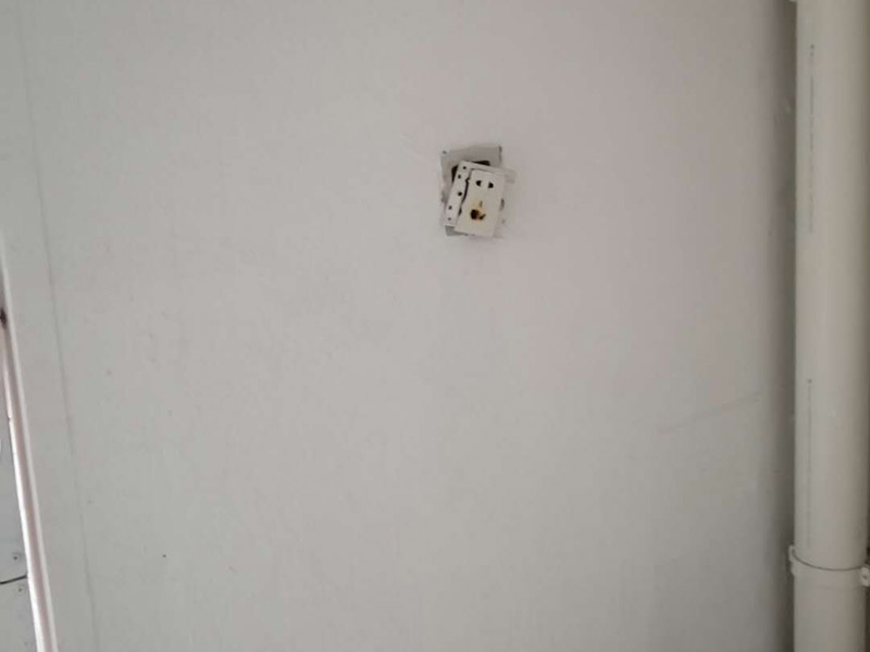 熱水器和插座安裝：首先在浴室外選擇通風(fēng)、安全、牢固的地方固定熱水器，周邊不能有易燃物，離電線氣管保持一米以上的距離。分辨熱水器下面三個接頭的功能作用，最左邊的一般為熱水管接頭，中間的為氣接頭，右邊的為進(jìn)水接頭，一定要看清標(biāo)識，不然接錯了麻煩就大了。熱水器與水管的連接要用專用高壓管或?qū)Ｓ密洑夤?，千萬不要用硬管直接連接，在高壓管與氣管之間要加裝減壓閥便于調(diào)壓和維修，安裝完后要檢查是否漏水漏氣，在安上排煙管到室外。