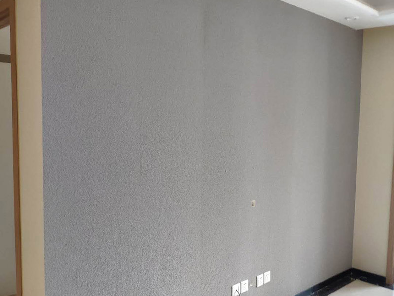 客廳背景墻裝修：1、電視背景墻軟包用的填充材料就是紡織面料和龍骨、木基層板等均應(yīng)進(jìn)行防火處理。 2、墻面防潮處理應(yīng)均勻涂刷一層清油或滿鋪油紙。不得用瀝青油氈做防潮層。 3、木龍骨宜采用凹槽榫工藝預(yù)制，可整體或分片安裝，與墻體連接應(yīng)緊密、牢固。 4、填充材料制作尺寸應(yīng)正確，棱角應(yīng)方正，應(yīng)與木基層板粘接緊密。 5、織物面料裁剪時(shí)經(jīng)緯應(yīng)順直。安裝應(yīng)緊貼墻面，接縫應(yīng)嚴(yán)密，花紋應(yīng)吻合，無波紋起伏、翹邊和褶皺，表面應(yīng)清潔。 6、軟包布面與壓線條、貼臉線、踢腳板、電氣盒等交接處應(yīng)嚴(yán)密、順直、無毛邊。電氣盒蓋等開洞處，套割尺寸應(yīng)準(zhǔn)確。