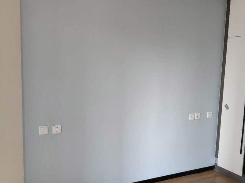 客廳背景墻裝修：1、電視背景墻軟包用的填充材料就是紡織面料和龍骨、木基層板等均應(yīng)進(jìn)行防火處理。 2、墻面防潮處理應(yīng)均勻涂刷一層清油或滿鋪油紙。不得用瀝青油氈做防潮層。 3、木龍骨宜采用凹槽榫工藝預(yù)制，可整體或分片安裝，與墻體連接應(yīng)緊密、牢固。 4、填充材料制作尺寸應(yīng)正確，棱角應(yīng)方正，應(yīng)與木基層板粘接緊密。 5、織物面料裁剪時(shí)經(jīng)緯應(yīng)順直。安裝應(yīng)緊貼墻面，接縫應(yīng)嚴(yán)密，花紋應(yīng)吻合，無波紋起伏、翹邊和褶皺，表面應(yīng)清潔。 6、軟包布面與壓線條、貼臉線、踢腳板、電氣盒等交接處應(yīng)嚴(yán)密、順直、無毛邊。電氣盒蓋等開洞處，套割尺寸應(yīng)準(zhǔn)確。