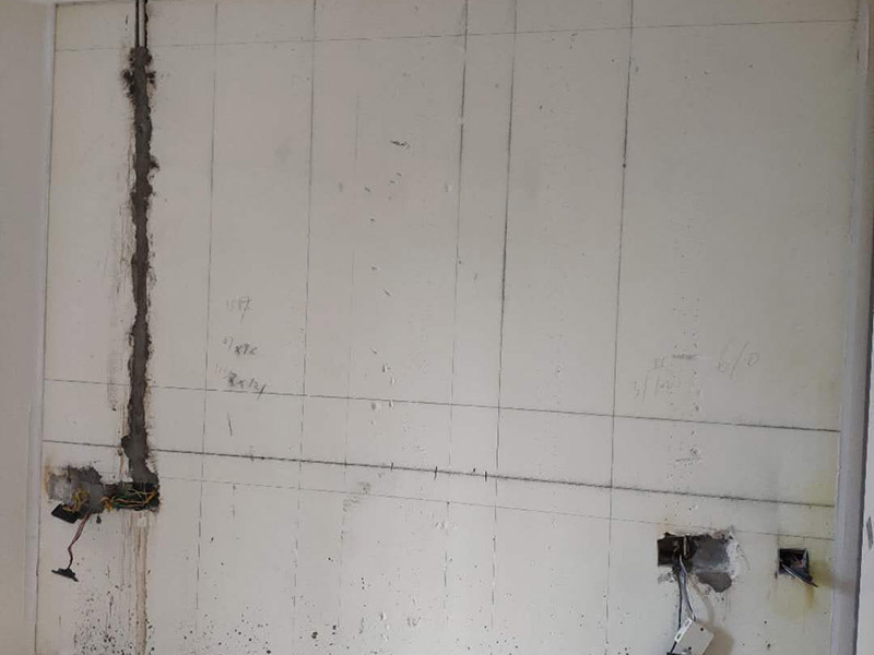 客廳背景墻裝修：1、電視背景墻軟包用的填充材料就是紡織面料和龍骨、木基層板等均應(yīng)進(jìn)行防火處理。 2、墻面防潮處理應(yīng)均勻涂刷一層清油或滿鋪油紙。不得用瀝青油氈做防潮層。 3、木龍骨宜采用凹槽榫工藝預(yù)制，可整體或分片安裝，與墻體連接應(yīng)緊密、牢固。 4、填充材料制作尺寸應(yīng)正確，棱角應(yīng)方正，應(yīng)與木基層板粘接緊密。 5、織物面料裁剪時(shí)經(jīng)緯應(yīng)順直。安裝應(yīng)緊貼墻面，接縫應(yīng)嚴(yán)密，花紋應(yīng)吻合，無波紋起伏、翹邊和褶皺，表面應(yīng)清潔。 6、軟包布面與壓線條、貼臉線、踢腳板、電氣盒等交接處應(yīng)嚴(yán)密、順直、無毛邊。電氣盒蓋等開洞處，套割尺寸應(yīng)準(zhǔn)確。