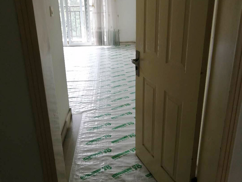 全屋地面保護(hù)：首先完成的就是地面的鋪設(shè)。因此，我們?cè)谶M(jìn)行其余施工時(shí)一定要注意對(duì)剛鋪好的地板進(jìn)行保護(hù)。而在裝修時(shí)灰塵是一定避免不了的，為了防止嶄新的地板被沾染灰塵以及施工團(tuán)隊(duì)人員等的腳印，最好先在地板上鋪一層防塵布等作為保護(hù)膜。除此之外，還是要在一天裝修結(jié)束后的時(shí)間里對(duì)防塵布等進(jìn)行灰塵的清除和家居保養(yǎng)工作，特別是灰塵堆積過(guò)厚的地方，以免將來(lái)裝修結(jié)束后因?yàn)榛覊m過(guò)多清理時(shí)意外污染地板。