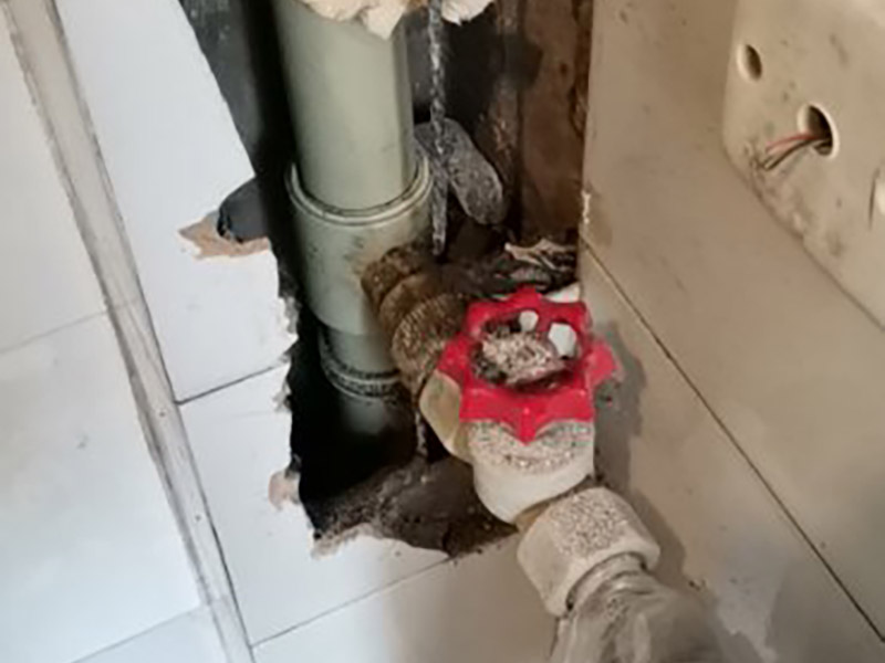 管道漏水修復(fù):首先根據(jù)施工圖看水管走向，如果漏水的位置后面埋有水管，可以先把家里面的水閘關(guān)掉，放干龍頭里面的水，如果一段時(shí)候后發(fā)現(xiàn)墻面水跡不見了，證明是水管出現(xiàn)問題。 如果是請的專業(yè)的維修師傅，可以讓師傅用打壓機(jī)直接打壓檢測，若確定是墻內(nèi)水管漏水，就可以直接鑿開墻壁找水管漏點(diǎn)。 可以先截?cái)嗨矗缓髮邓苈┧c(diǎn)的墻面開鑿，找到漏水的部分，先用小鋼鋸把漏水的地方鋸掉，注意鋸口要平。用砂紙把新露出的端口輕輕打磨，然后用接口套住，將備換的新管對準(zhǔn)接口口子，注意要對直。然后用熱熔器對新管道進(jìn)行熱熔連接。 或者是將鋸掉的管道清理干凈，用專用膠水涂在端口上，稍微晾一會(huì)兒;趁此時(shí)在&ldquo;竹節(jié)&rdquo;接頭內(nèi)涂上膠水。把端口和&ldquo;竹節(jié)&rdquo;連接，然后反復(fù)轉(zhuǎn)動(dòng)，直到牢固。同樣的方法去連接另一端。最后在接縫處再涂適量的膠水，確保不滲漏。