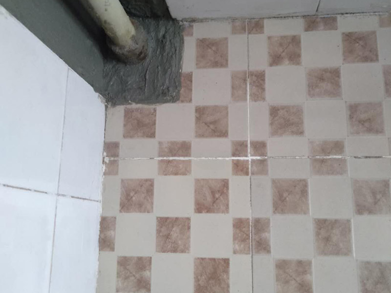 管道漏水修復(fù):首先根據(jù)施工圖看水管走向，如果漏水的位置后面埋有水管，可以先把家里面的水閘關(guān)掉，放干龍頭里面的水，如果一段時(shí)候后發(fā)現(xiàn)墻面水跡不見了，證明是水管出現(xiàn)問題。 如果是請的專業(yè)的維修師傅，可以讓師傅用打壓機(jī)直接打壓檢測，若確定是墻內(nèi)水管漏水，就可以直接鑿開墻壁找水管漏點(diǎn)。 可以先截?cái)嗨矗缓髮邓苈┧c(diǎn)的墻面開鑿，找到漏水的部分，先用小鋼鋸把漏水的地方鋸掉，注意鋸口要平。用砂紙把新露出的端口輕輕打磨，然后用接口套住，將備換的新管對準(zhǔn)接口口子，注意要對直。然后用熱熔器對新管道進(jìn)行熱熔連接。 或者是將鋸掉的管道清理干凈，用專用膠水涂在端口上，稍微晾一會(huì)兒;趁此時(shí)在&ldquo;竹節(jié)&rdquo;接頭內(nèi)涂上膠水。把端口和&ldquo;竹節(jié)&rdquo;連接，然后反復(fù)轉(zhuǎn)動(dòng)，直到牢固。同樣的方法去連接另一端。最后在接縫處再涂適量的膠水，確保不滲漏。