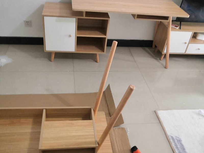 家具柜體安裝：用墊布點(diǎn)好地板，先從靠墻的一端寬du側(cè)板開始組裝，將寬側(cè)板平放于地面上(離后墻面保持700mm間隔)。首先將填好的三合一膠塞的板件，平放在墊布上，檢查孔距與圖紙相符，并裝上三合一單連桿。然后將固層釘上木塞，固定于寬側(cè)板上面，頂板大柄孔朝上，其余固層都朝下，腳線大柄孔朝內(nèi)(中間固層與L架高度一致，即底板到固層內(nèi)空為960mm，現(xiàn)場(chǎng)打?qū)影蹇?。放上側(cè)板，釘上木塞，木塞要求連通兩邊的固層。在第二個(gè)柜固層上面裝好雙連桿，留意雙連桿上面大柄只能鎖住一半，即90&deg;。當(dāng)兩件固層與側(cè)板固定后再同時(shí)擰緊大柄。 釘背板：把裝好的整體柜側(cè)放在點(diǎn)好墊布的地板上面，墊平側(cè)板成統(tǒng)一平面。用拉尺量好柜子的對(duì)角尺寸，調(diào)至相等，從寬測(cè)板處開始裝第一塊背板，留意假如中間有固層釘釘子時(shí)，先用鉛筆畫好固層的中央線，再釘釘子。