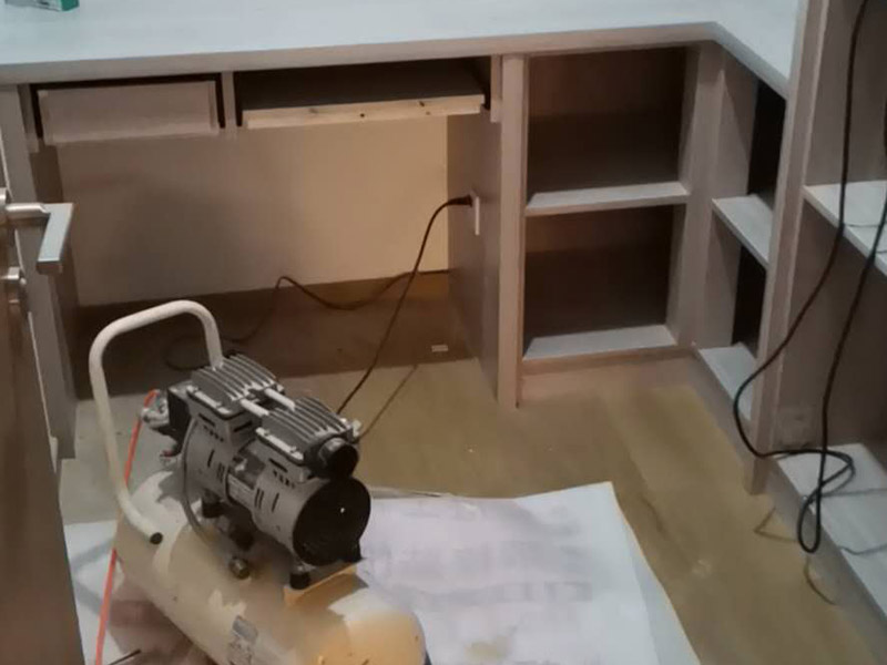 家具柜體安裝：用墊布點(diǎn)好地板，先從靠墻的一端寬du側(cè)板開始組裝，將寬側(cè)板平放于地面上(離后墻面保持700mm間隔)。首先將填好的三合一膠塞的板件，平放在墊布上，檢查孔距與圖紙相符，并裝上三合一單連桿。然后將固層釘上木塞，固定于寬側(cè)板上面，頂板大柄孔朝上，其余固層都朝下，腳線大柄孔朝內(nèi)(中間固層與L架高度一致，即底板到固層內(nèi)空為960mm，現(xiàn)場(chǎng)打?qū)影蹇?。放上側(cè)板，釘上木塞，木塞要求連通兩邊的固層。在第二個(gè)柜固層上面裝好雙連桿，留意雙連桿上面大柄只能鎖住一半，即90&deg;。當(dāng)兩件固層與側(cè)板固定后再同時(shí)擰緊大柄。 釘背板：把裝好的整體柜側(cè)放在點(diǎn)好墊布的地板上面，墊平側(cè)板成統(tǒng)一平面。用拉尺量好柜子的對(duì)角尺寸，調(diào)至相等，從寬測(cè)板處開始裝第一塊背板，留意假如中間有固層釘釘子時(shí)，先用鉛筆畫好固層的中央線，再釘釘子。