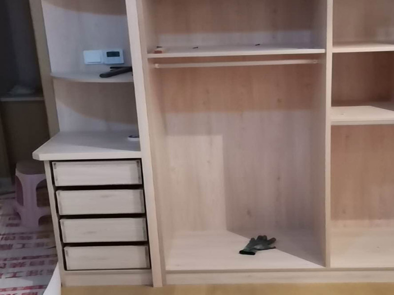 家具柜體安裝：用墊布點(diǎn)好地板，先從靠墻的一端寬du側(cè)板開始組裝，將寬側(cè)板平放于地面上(離后墻面保持700mm間隔)。首先將填好的三合一膠塞的板件，平放在墊布上，檢查孔距與圖紙相符，并裝上三合一單連桿。然后將固層釘上木塞，固定于寬側(cè)板上面，頂板大柄孔朝上，其余固層都朝下，腳線大柄孔朝內(nèi)(中間固層與L架高度一致，即底板到固層內(nèi)空為960mm，現(xiàn)場(chǎng)打?qū)影蹇?。放上側(cè)板，釘上木塞，木塞要求連通兩邊的固層。在第二個(gè)柜固層上面裝好雙連桿，留意雙連桿上面大柄只能鎖住一半，即90&deg;。當(dāng)兩件固層與側(cè)板固定后再同時(shí)擰緊大柄。 釘背板：把裝好的整體柜側(cè)放在點(diǎn)好墊布的地板上面，墊平側(cè)板成統(tǒng)一平面。用拉尺量好柜子的對(duì)角尺寸，調(diào)至相等，從寬測(cè)板處開始裝第一塊背板，留意假如中間有固層釘釘子時(shí)，先用鉛筆畫好固層的中央線，再釘釘子。