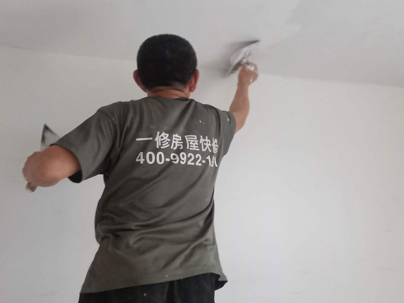 墻面刮膩子找平：刮膩子對不同的墻體有著不同的要求，像比較常見的混凝土的墻面，會出現(xiàn)一些氣孔與鼓起的現(xiàn)象，所以就要先把墻面修平整掉，磨平凸起處，填補凹陷處。如果是預(yù)制混凝土的墻面，那么它的表面層就會有一些砂礫與疙瘩的現(xiàn)象，這個時候就需要專業(yè)的施工人員，使用用鋼絲刷把墻面整體的刷一遍。 基層做好處理后，墻面還是會有一些凹陷的地方，這個時候就可以用石膏膩子來補平。將石膏膩子壓實凹陷處，橫抹豎起的地方再重新刮一遍，這樣來確保墻面的平整。 墻面上可能會有油污等這些東西，所以需要涂刷一下火堿水溶液，不過在涂刷時一定要注意，一邊涂刷一邊就要拿清水清洗墻面，這樣不僅可以加快一點速度，而且效果也好。 刮膩子之前，噴刷一遍粘結(jié)劑，就可以開始刮膩子了。在刮膩子的時候注意，避免留下浮膩子以及刮痕，防止膩子上沾上灰塵、砂礫等雜物，然后按照規(guī)范刮就可以了。