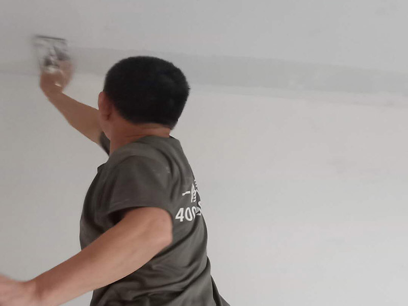 墻面刮膩子找平：刮膩子對不同的墻體有著不同的要求，像比較常見的混凝土的墻面，會出現(xiàn)一些氣孔與鼓起的現(xiàn)象，所以就要先把墻面修平整掉，磨平凸起處，填補凹陷處。如果是預(yù)制混凝土的墻面，那么它的表面層就會有一些砂礫與疙瘩的現(xiàn)象，這個時候就需要專業(yè)的施工人員，使用用鋼絲刷把墻面整體的刷一遍。 基層做好處理后，墻面還是會有一些凹陷的地方，這個時候就可以用石膏膩子來補平。將石膏膩子壓實凹陷處，橫抹豎起的地方再重新刮一遍，這樣來確保墻面的平整。 墻面上可能會有油污等這些東西，所以需要涂刷一下火堿水溶液，不過在涂刷時一定要注意，一邊涂刷一邊就要拿清水清洗墻面，這樣不僅可以加快一點速度，而且效果也好。 刮膩子之前，噴刷一遍粘結(jié)劑，就可以開始刮膩子了。在刮膩子的時候注意，避免留下浮膩子以及刮痕，防止膩子上沾上灰塵、砂礫等雜物，然后按照規(guī)范刮就可以了。