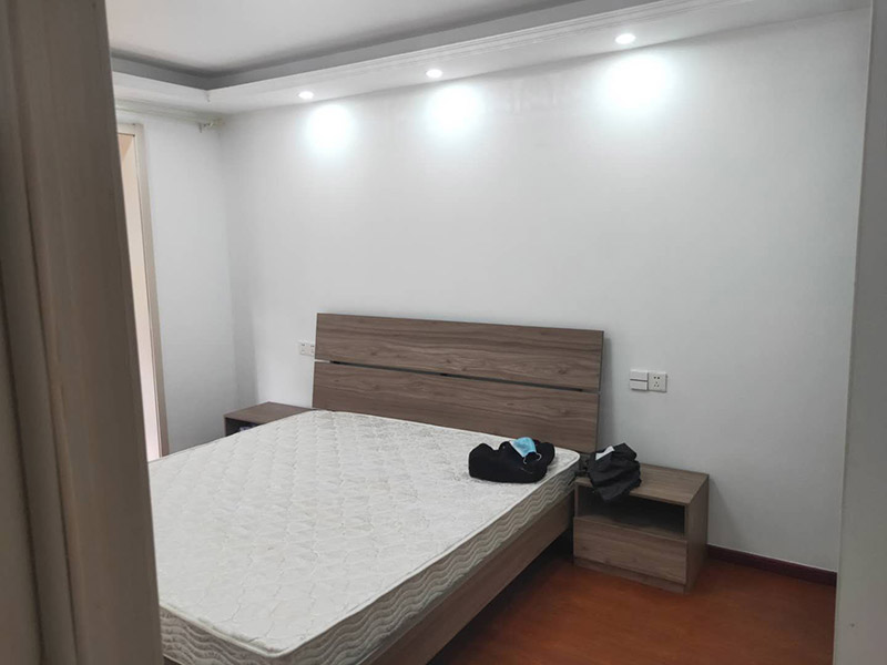 如果原墻面只是簡單的變舊bai沒有剝du離現(xiàn)象，可以直接清理干凈，用滾刷或噴涂zhi機(jī)滾（噴）一遍云泉水性漆dao，等干透然后在上二遍就OK了！ 如果有裂縫或爆皮的，需要清理干凈浮塵再用鏟除墻面，有坑不平處用石膏找平，有裂縫的用布袋或網(wǎng)刷乳白膠粘貼到裂縫處，裂縫處需要刮兩遍膩?zhàn)拥谝槐槭菫榱损ぷ〔即途W(wǎng)，第二遍找平，最后墻面一定要平整，然后再刷云泉水性漆就可以了！也是刷兩遍就OK了！