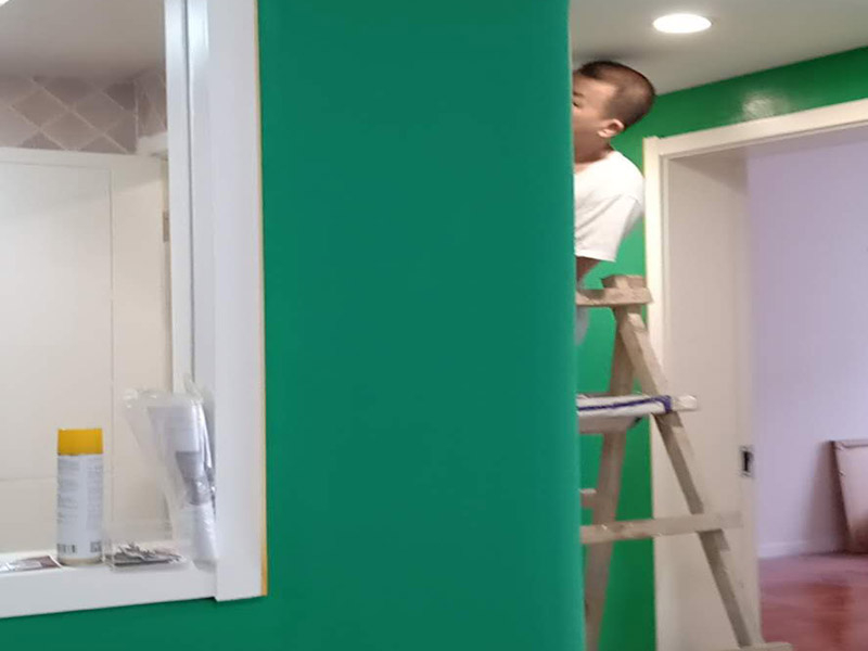 墻面乳膠漆改色：如果原來的乳膠漆墻面沒有出現(xiàn)太大的裂痕或是掉皮，僅僅只是墻面表面舊了的話就可以直接涂刷。 要是原來的墻面出現(xiàn)質(zhì)量問題，就要先把原來的墻面處理清楚才可以進(jìn)行涂刷。比如出現(xiàn)裂紋的話，首先在裂紋的兩旁鏟除10cm寬，在把鏟除的地方清理干凈后，然后用108膠粘貼&ldquo;滌綸&rdquo;布，再用石膏找平，最后涂上要改的顏色即可。如果墻面掉皮，有可能是墻面滲水造成的，這個問題就比較嚴(yán)重，需要鏟除全部的墻面再進(jìn)行重新施工。