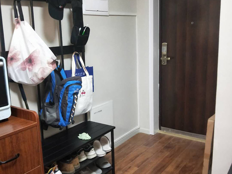 全屋線路明管安裝:明線管安裝在墻面，不是很好，線卡、接線盒和開關(guān)安裝在墻面不好看，主要是開關(guān)和線管交接處就不好處理。建議你采用PVC槽板安裝，方正，固定的釘在槽板內(nèi)，開關(guān)和槽板接處很好，如果發(fā)生什么問題也好處理。