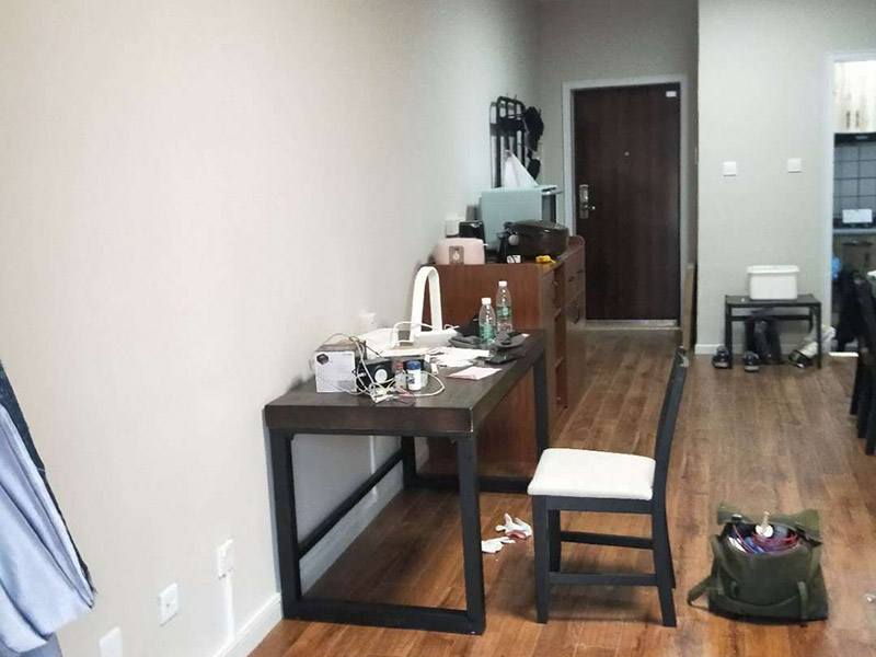 全屋線路明管安裝:明線管安裝在墻面，不是很好，線卡、接線盒和開關(guān)安裝在墻面不好看，主要是開關(guān)和線管交接處就不好處理。建議你采用PVC槽板安裝，方正，固定的釘在槽板內(nèi)，開關(guān)和槽板接處很好，如果發(fā)生什么問題也好處理。