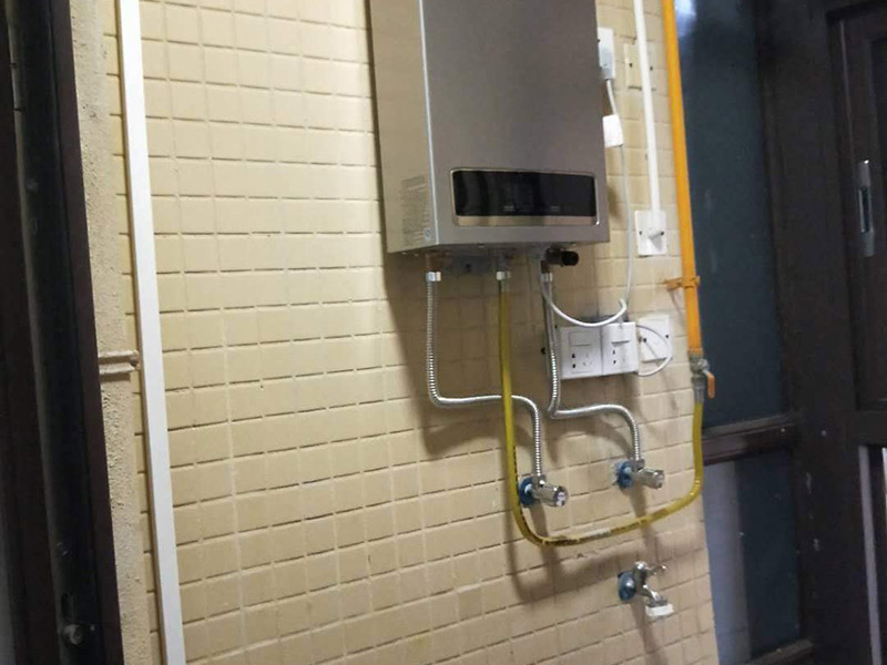 全屋線路明管安裝:明線管安裝在墻面，不是很好，線卡、接線盒和開關(guān)安裝在墻面不好看，主要是開關(guān)和線管交接處就不好處理。建議你采用PVC槽板安裝，方正，固定的釘在槽板內(nèi)，開關(guān)和槽板接處很好，如果發(fā)生什么問題也好處理。