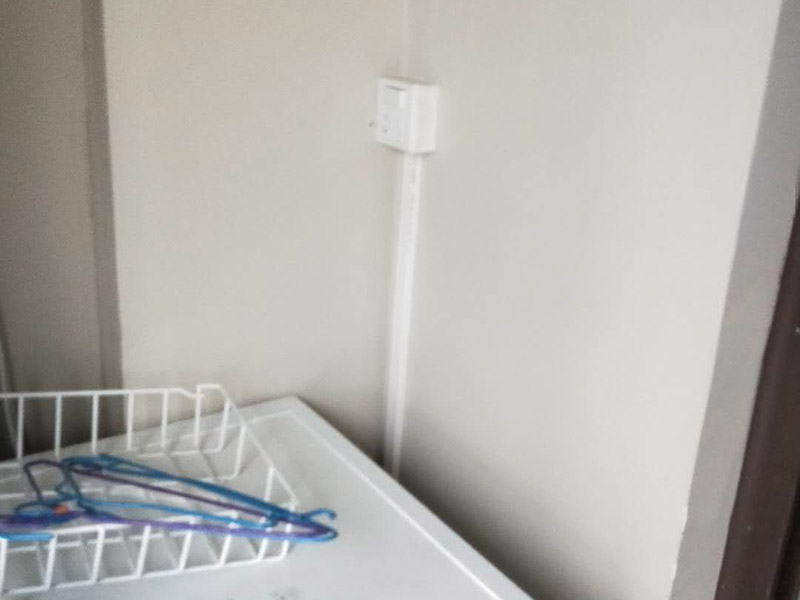 全屋線路明管安裝:明線管安裝在墻面，不是很好，線卡、接線盒和開關(guān)安裝在墻面不好看，主要是開關(guān)和線管交接處就不好處理。建議你采用PVC槽板安裝，方正，固定的釘在槽板內(nèi)，開關(guān)和槽板接處很好，如果發(fā)生什么問題也好處理。