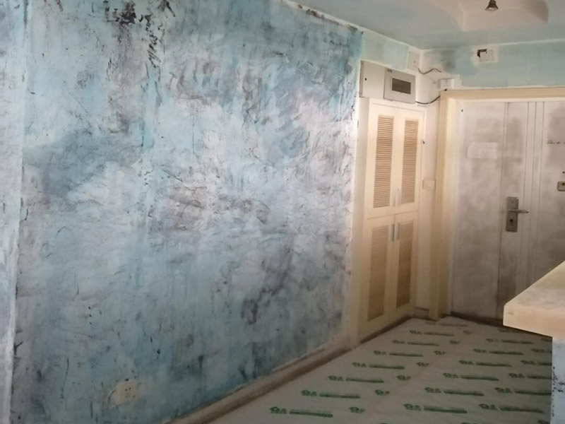 舊房墻面翻新裝修:先用刀或鐵刷去除剝落墻面的漆膜，再用砂紙磨平表面即可。進行墻面刷漆翻新，那就需要把粘貼的壁紙給拆下來，不然壁紙遮蓋住的地方會看不到。以批土刀將批土填平凹洞裂縫，等到完全干燥后，再用砂紙磨平。墻面病變可能有污漬、起泡、開裂、片落或粉化等很多種，這些都要針對進行處理。底漆&rdquo;涂料是專門用于墻面不需特別處理的壁面，至于有問題的壁面就必須先針對其問題，選擇特殊且專治此特殊問題的&ldquo;底漆&rdquo;。 乳膠漆的施工方法主要有三種，刷涂、滾涂和噴涂；不管哪種涂刷法，一定要注意使用底漆，既保護墻面又可省錢。底漆可以使底材疏松度均一，提高面漆的涂布率，節(jié)省面漆。底漆比面漆便宜很多，這樣一來花費反而會更少。其次，刷一遍漆能夠幫助面漆提高漆膜的豐滿度，讓人覺得顏色飽滿，更有質(zhì)感。