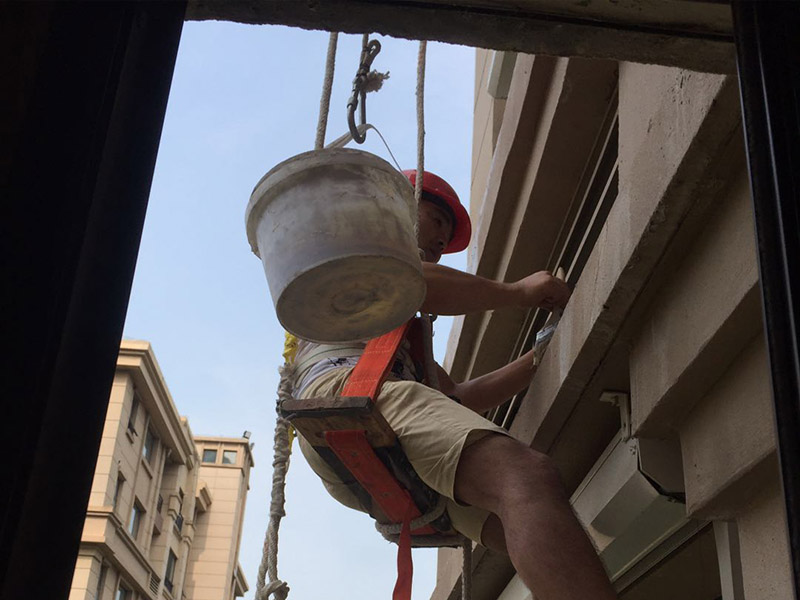 高空外墻防水：外墻面洞和較大裂縫防水密封前用噴水槍等工具將待治理的外墻面、伸縮縫、窗框等部位清理干凈，使施工的外墻面及縫、孔、洞部位達(dá)到無(wú)油、無(wú)塵土、無(wú)水泥松散顆粒等雜物。待其干燥后，將孔、洞、縫用防水密封材料嵌填密實(shí)，并達(dá)到與原顏色一致，再用快速堵漏靈和透明防水膠膜進(jìn)行精心施工。 整體條形瓷磚外墻面防水，采用高效環(huán)保型憎水進(jìn)行精心施工。該材料具有防水性能優(yōu)異、透氣性能良好、施工方便、使用安全、質(zhì)量可靠、耐久性好等特點(diǎn)。