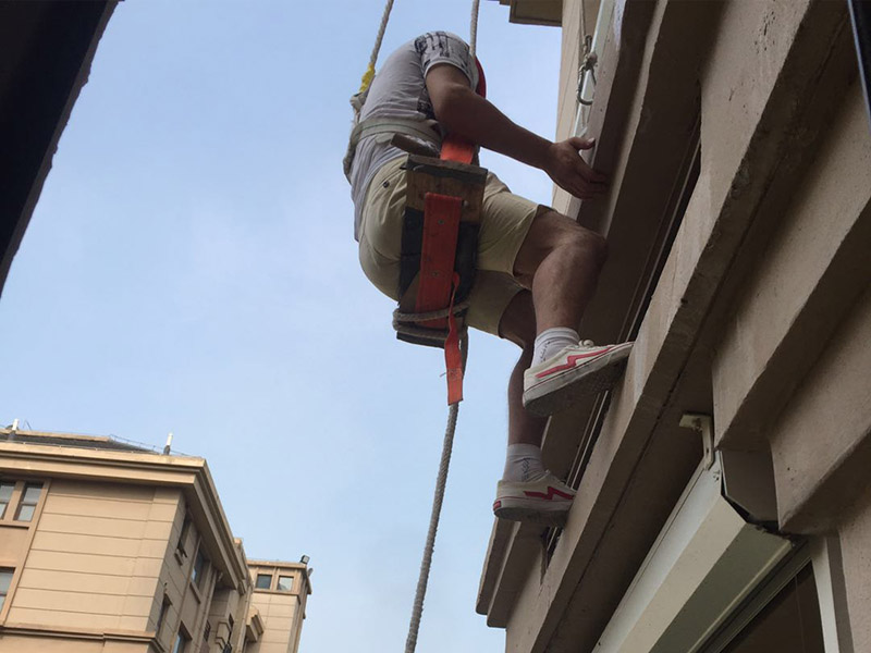 高空外墻防水：外墻面洞和較大裂縫防水密封前用噴水槍等工具將待治理的外墻面、伸縮縫、窗框等部位清理干凈，使施工的外墻面及縫、孔、洞部位達(dá)到無(wú)油、無(wú)塵土、無(wú)水泥松散顆粒等雜物。待其干燥后，將孔、洞、縫用防水密封材料嵌填密實(shí)，并達(dá)到與原顏色一致，再用快速堵漏靈和透明防水膠膜進(jìn)行精心施工。 整體條形瓷磚外墻面防水，采用高效環(huán)保型憎水進(jìn)行精心施工。該材料具有防水性能優(yōu)異、透氣性能良好、施工方便、使用安全、質(zhì)量可靠、耐久性好等特點(diǎn)。