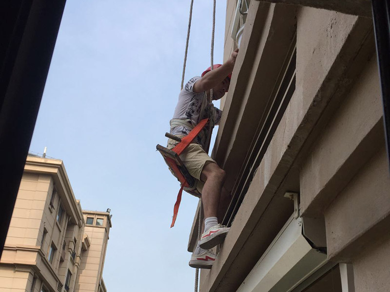 高空外墻防水：外墻面洞和較大裂縫防水密封前用噴水槍等工具將待治理的外墻面、伸縮縫、窗框等部位清理干凈，使施工的外墻面及縫、孔、洞部位達(dá)到無(wú)油、無(wú)塵土、無(wú)水泥松散顆粒等雜物。待其干燥后，將孔、洞、縫用防水密封材料嵌填密實(shí)，并達(dá)到與原顏色一致，再用快速堵漏靈和透明防水膠膜進(jìn)行精心施工。 整體條形瓷磚外墻面防水，采用高效環(huán)保型憎水進(jìn)行精心施工。該材料具有防水性能優(yōu)異、透氣性能良好、施工方便、使用安全、質(zhì)量可靠、耐久性好等特點(diǎn)。