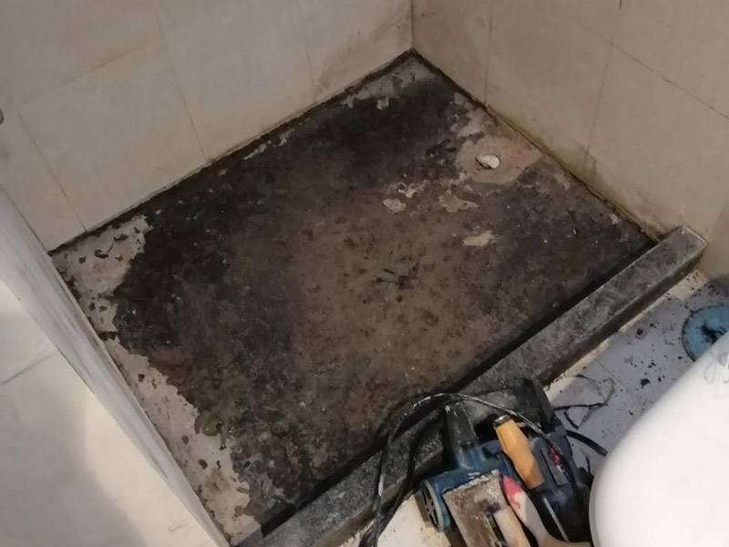 浴室地面拆除重裝：首先要進行地面處理，確保地面干凈，沒有任何雜物污染，基層表面堅實，無脫皮等現(xiàn)象，還要進行地面找平，保證地面平整，沒有較大的缺陷和補痕。 在刷涂料前，要保證衛(wèi)生間的干凈，干燥。防水涂料要刷全面，與基層結(jié)合牢固，不會出現(xiàn)氣泡，脫落等問題。我們涂刷時，要由下至上，先墻后地涂刷。一般來說，衛(wèi)生間的防水要做到180厘米，非淋浴墻面防水不能低于35厘米。小編建議防水統(tǒng)一做到180厘米。刷涂料不僅要注意高度，還有注意涂刷的厚度，國家規(guī)定防水涂料要涂到1.5毫米厚。防水涂料是要刷兩遍，第二遍涂料是要等第一遍涂料干透之后才能開始刷。 還要在防水層上再鋪一層保護層，保護層要完全覆蓋防水層，與之結(jié)合牢固，不能存在裂紋、氣泡、脫落等問題。 在做閉水試驗前，要把衛(wèi)生間所有的下水都堵住，并且在衛(wèi)生間門口做一個簡易25厘米高的門檻，把衛(wèi)生間封好，再往衛(wèi)生間灌入20厘米高的水。24小時之后，衛(wèi)生間的水沒有滲漏，才能算衛(wèi)生間防水工程合格。