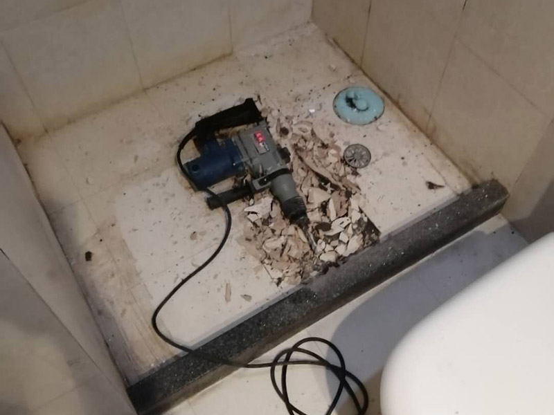 浴室地面拆除重裝：首先要進行地面處理，確保地面干凈，沒有任何雜物污染，基層表面堅實，無脫皮等現(xiàn)象，還要進行地面找平，保證地面平整，沒有較大的缺陷和補痕。 在刷涂料前，要保證衛(wèi)生間的干凈，干燥。防水涂料要刷全面，與基層結(jié)合牢固，不會出現(xiàn)氣泡，脫落等問題。我們涂刷時，要由下至上，先墻后地涂刷。一般來說，衛(wèi)生間的防水要做到180厘米，非淋浴墻面防水不能低于35厘米。小編建議防水統(tǒng)一做到180厘米。刷涂料不僅要注意高度，還有注意涂刷的厚度，國家規(guī)定防水涂料要涂到1.5毫米厚。防水涂料是要刷兩遍，第二遍涂料是要等第一遍涂料干透之后才能開始刷。 還要在防水層上再鋪一層保護層，保護層要完全覆蓋防水層，與之結(jié)合牢固，不能存在裂紋、氣泡、脫落等問題。 在做閉水試驗前，要把衛(wèi)生間所有的下水都堵住，并且在衛(wèi)生間門口做一個簡易25厘米高的門檻，把衛(wèi)生間封好，再往衛(wèi)生間灌入20厘米高的水。24小時之后，衛(wèi)生間的水沒有滲漏，才能算衛(wèi)生間防水工程合格。