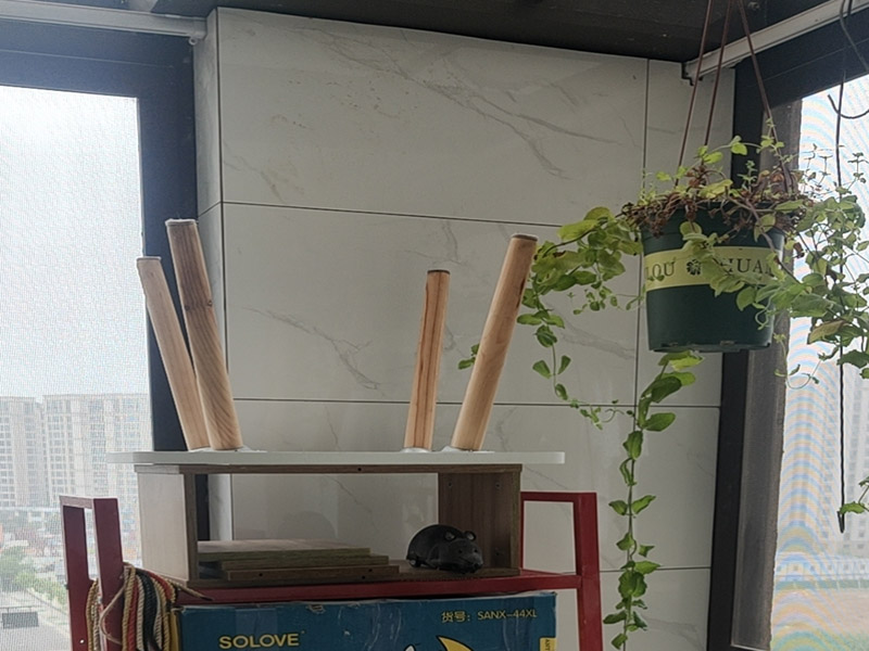 陽(yáng)臺(tái)瓷磚鋪貼;準(zhǔn)備粘結(jié)劑前，瓷磚不應(yīng)浸水，但要用鋼絲刷除去磚背面的松散物質(zhì)，并用濕布抹去磚背的浮塵。用符合所需膠層厚度的齒型抹刀的直邊將攪拌好的膠粘劑批到基面上，沿瓷磚縫方向?qū)⒛z粘劑層梳理成均勻條狀。目的是為了控制粘結(jié)劑的厚度、用量并使瓷磚粘貼面積能夠更加均勻。在鋪壓瓷磚前，在瓷磚背面也批一薄層粘結(jié)劑。這種雙批法雖然用的材料和工時(shí)比較多，但卻能夠保證粘貼的質(zhì)量和耐久性。在粘結(jié)劑量置晾時(shí)間內(nèi)，將準(zhǔn)備好的瓷磚鋪壓到位，垂直于梳理方向輕微搓動(dòng)以排出磚下的空氣。鋪貼到位后用橡皮錘輕擊，用尺寸合適的十字定位架來(lái)調(diào)整表面平整度及接縫的平直。鋪設(shè)好的磚面應(yīng)該及時(shí)清理干凈，特別是去除殘留其上的粘結(jié)劑。合格的粘結(jié)劑干硬后即使在陶瓷磚面上也不易被清除掉。清理好的瓷磚面應(yīng)該立即擺放標(biāo)識(shí)進(jìn)行隔離，避免污染或擾動(dòng)，直到下一個(gè)填縫工序。