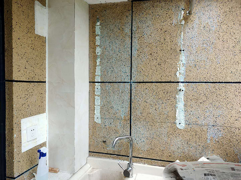 陽(yáng)臺(tái)瓷磚鋪貼;準(zhǔn)備粘結(jié)劑前，瓷磚不應(yīng)浸水，但要用鋼絲刷除去磚背面的松散物質(zhì)，并用濕布抹去磚背的浮塵。用符合所需膠層厚度的齒型抹刀的直邊將攪拌好的膠粘劑批到基面上，沿瓷磚縫方向?qū)⒛z粘劑層梳理成均勻條狀。目的是為了控制粘結(jié)劑的厚度、用量并使瓷磚粘貼面積能夠更加均勻。在鋪壓瓷磚前，在瓷磚背面也批一薄層粘結(jié)劑。這種雙批法雖然用的材料和工時(shí)比較多，但卻能夠保證粘貼的質(zhì)量和耐久性。在粘結(jié)劑量置晾時(shí)間內(nèi)，將準(zhǔn)備好的瓷磚鋪壓到位，垂直于梳理方向輕微搓動(dòng)以排出磚下的空氣。鋪貼到位后用橡皮錘輕擊，用尺寸合適的十字定位架來(lái)調(diào)整表面平整度及接縫的平直。鋪設(shè)好的磚面應(yīng)該及時(shí)清理干凈，特別是去除殘留其上的粘結(jié)劑。合格的粘結(jié)劑干硬后即使在陶瓷磚面上也不易被清除掉。清理好的瓷磚面應(yīng)該立即擺放標(biāo)識(shí)進(jìn)行隔離，避免污染或擾動(dòng)，直到下一個(gè)填縫工序。