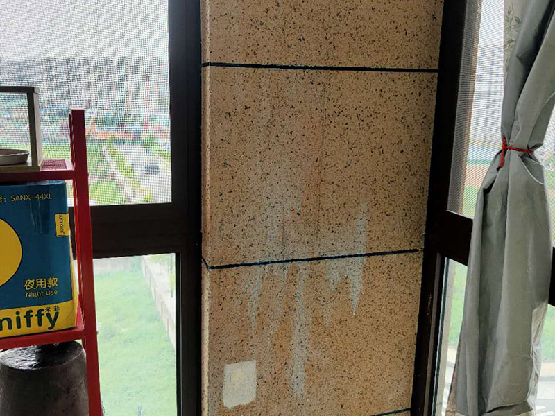 陽(yáng)臺(tái)瓷磚鋪貼;準(zhǔn)備粘結(jié)劑前，瓷磚不應(yīng)浸水，但要用鋼絲刷除去磚背面的松散物質(zhì)，并用濕布抹去磚背的浮塵。用符合所需膠層厚度的齒型抹刀的直邊將攪拌好的膠粘劑批到基面上，沿瓷磚縫方向?qū)⒛z粘劑層梳理成均勻條狀。目的是為了控制粘結(jié)劑的厚度、用量并使瓷磚粘貼面積能夠更加均勻。在鋪壓瓷磚前，在瓷磚背面也批一薄層粘結(jié)劑。這種雙批法雖然用的材料和工時(shí)比較多，但卻能夠保證粘貼的質(zhì)量和耐久性。在粘結(jié)劑量置晾時(shí)間內(nèi)，將準(zhǔn)備好的瓷磚鋪壓到位，垂直于梳理方向輕微搓動(dòng)以排出磚下的空氣。鋪貼到位后用橡皮錘輕擊，用尺寸合適的十字定位架來(lái)調(diào)整表面平整度及接縫的平直。鋪設(shè)好的磚面應(yīng)該及時(shí)清理干凈，特別是去除殘留其上的粘結(jié)劑。合格的粘結(jié)劑干硬后即使在陶瓷磚面上也不易被清除掉。清理好的瓷磚面應(yīng)該立即擺放標(biāo)識(shí)進(jìn)行隔離，避免污染或擾動(dòng)，直到下一個(gè)填縫工序。