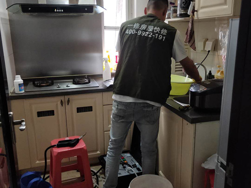 油煙機(jī)清洗服務(wù)：1、拆卸清洗件：首先切斷抽油煙機(jī)電源后把油煙機(jī)從吊裝位置卸下，然后對油煙機(jī)其進(jìn)行解體，依次取出：照明燈泡、集油盒、底面板、密封圈、葉輪，最后提出機(jī)體內(nèi)芯。 2、浸泡清洗件：找一個(gè)較大的容器，再倒入清洗液，將拆下的部件進(jìn)行放置里邊浸泡。清洗液數(shù)量不要太少也不要太多，以能泡過所拆清洗件為準(zhǔn)。大件則應(yīng)采用抹布蘸清洗液進(jìn)行沖洗。清洗件浸泡時(shí)間根據(jù)油污程度而定，一般15－20分鐘為宜。 3、刷洗污件：經(jīng)過浸泡后的油污部件比較容易清洗，一般用鐵刷、毛刷蘸清洗液進(jìn)行反復(fù)清洗就可以洗干凈。但油污嚴(yán)重的油煙機(jī)則要采取特殊清洗措施才可以清洗干凈，需要請專業(yè)的清洗服務(wù)人員進(jìn)行清洗！