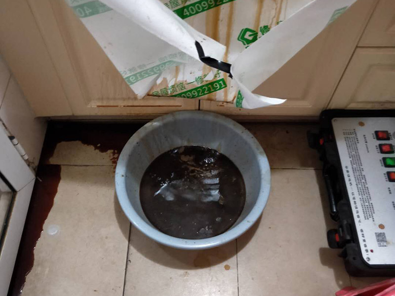 油煙機(jī)清洗服務(wù)：1、拆卸清洗件：首先切斷抽油煙機(jī)電源后把油煙機(jī)從吊裝位置卸下，然后對油煙機(jī)其進(jìn)行解體，依次取出：照明燈泡、集油盒、底面板、密封圈、葉輪，最后提出機(jī)體內(nèi)芯。 2、浸泡清洗件：找一個(gè)較大的容器，再倒入清洗液，將拆下的部件進(jìn)行放置里邊浸泡。清洗液數(shù)量不要太少也不要太多，以能泡過所拆清洗件為準(zhǔn)。大件則應(yīng)采用抹布蘸清洗液進(jìn)行沖洗。清洗件浸泡時(shí)間根據(jù)油污程度而定，一般15－20分鐘為宜。 3、刷洗污件：經(jīng)過浸泡后的油污部件比較容易清洗，一般用鐵刷、毛刷蘸清洗液進(jìn)行反復(fù)清洗就可以洗干凈。但油污嚴(yán)重的油煙機(jī)則要采取特殊清洗措施才可以清洗干凈，需要請專業(yè)的清洗服務(wù)人員進(jìn)行清洗！