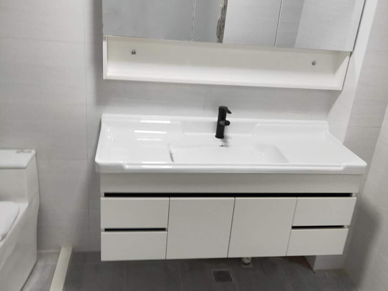 浴室柜花灑安裝：掛墻式帶花灑的浴室柜安裝方法：首先檢查墻體是否實(shí)芯（否則改用落地式），按選定的孔位，用沖擊鉆在墻面上打孔（安裝完臺(tái)面距地面83cm），將掛墻配件中的塞了裝入孔中，再用自攻螺絲將柜與封面鎖緊，也可用膨脹螺絲安裝。柜子安裝完畢后，再把臺(tái)面盆對(duì)準(zhǔn)棋局子的木笱，調(diào)節(jié)放平。 落地式帶花灑的浴室柜安裝方法：柜體橫放，將柜肢組件通過雙頭螺桿擰在固定片上，然后放平柜子擺適當(dāng)?shù)奈恢?，柜腳盡量往外側(cè)模板靠，使柜體受力均衡。并通過地腳螺絲調(diào)整到水平。擺放時(shí)看四個(gè)腳是否平穩(wěn)。如不在同一水平線上，柜體受力不均勻，線條扭曲，不但影響美觀，而且影響使用壽命。