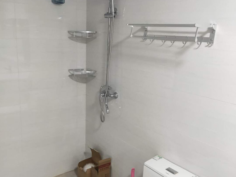 浴室柜花灑安裝：掛墻式帶花灑的浴室柜安裝方法：首先檢查墻體是否實(shí)芯（否則改用落地式），按選定的孔位，用沖擊鉆在墻面上打孔（安裝完臺(tái)面距地面83cm），將掛墻配件中的塞了裝入孔中，再用自攻螺絲將柜與封面鎖緊，也可用膨脹螺絲安裝。柜子安裝完畢后，再把臺(tái)面盆對(duì)準(zhǔn)棋局子的木笱，調(diào)節(jié)放平。 落地式帶花灑的浴室柜安裝方法：柜體橫放，將柜肢組件通過雙頭螺桿擰在固定片上，然后放平柜子擺適當(dāng)?shù)奈恢茫衲_盡量往外側(cè)模板靠，使柜體受力均衡。并通過地腳螺絲調(diào)整到水平。擺放時(shí)看四個(gè)腳是否平穩(wěn)。如不在同一水平線上，柜體受力不均勻，線條扭曲，不但影響美觀，而且影響使用壽命。