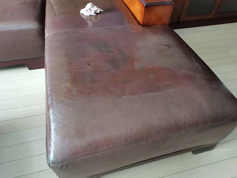 真皮沙發(fā)維修翻新：1、上漆翻新：如果皮沙發(fā)表面只是臟污、脫色、磨損老化、折痕、碎裂、裂痕，就可以采用上漆翻新的方法，上漆翻新便是將皮沙發(fā)表面磨損、破裂修補修復好，然后調(diào)配與沙發(fā)原來一樣顏色的皮革漆，重新為皮沙發(fā)上一次漆，讓皮沙發(fā)恢復全新的色彩。 2、貼皮翻新：對于表面破損嚴重、破裂成洞的皮沙發(fā)，就可以采用貼皮翻新方法，就是為沙發(fā)破損嚴重的部位重新貼上一層新的皮革，然后再為沙發(fā)重新上漆讓它恢復一樣相同的顏色。也可以全套沙發(fā)貼皮翻新，不需要拆開沙發(fā)就可為沙發(fā)換上一層全新的皮面。