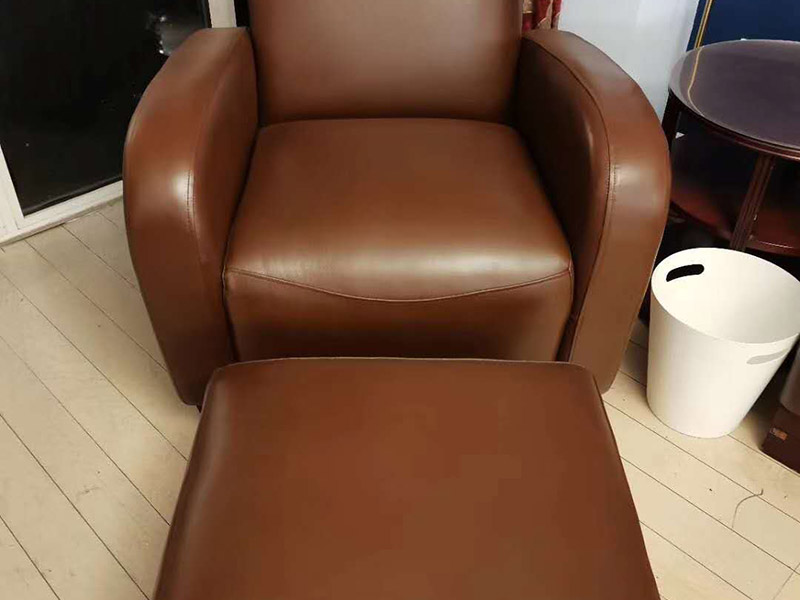 真皮沙發(fā)維修翻新：1、上漆翻新：如果皮沙發(fā)表面只是臟污、脫色、磨損老化、折痕、碎裂、裂痕，就可以采用上漆翻新的方法，上漆翻新便是將皮沙發(fā)表面磨損、破裂修補修復好，然后調(diào)配與沙發(fā)原來一樣顏色的皮革漆，重新為皮沙發(fā)上一次漆，讓皮沙發(fā)恢復全新的色彩。 2、貼皮翻新：對于表面破損嚴重、破裂成洞的皮沙發(fā)，就可以采用貼皮翻新方法，就是為沙發(fā)破損嚴重的部位重新貼上一層新的皮革，然后再為沙發(fā)重新上漆讓它恢復一樣相同的顏色。也可以全套沙發(fā)貼皮翻新，不需要拆開沙發(fā)就可為沙發(fā)換上一層全新的皮面。