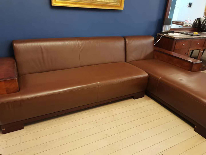 真皮沙發(fā)維修翻新：1、上漆翻新：如果皮沙發(fā)表面只是臟污、脫色、磨損老化、折痕、碎裂、裂痕，就可以采用上漆翻新的方法，上漆翻新便是將皮沙發(fā)表面磨損、破裂修補修復好，然后調(diào)配與沙發(fā)原來一樣顏色的皮革漆，重新為皮沙發(fā)上一次漆，讓皮沙發(fā)恢復全新的色彩。 2、貼皮翻新：對于表面破損嚴重、破裂成洞的皮沙發(fā)，就可以采用貼皮翻新方法，就是為沙發(fā)破損嚴重的部位重新貼上一層新的皮革，然后再為沙發(fā)重新上漆讓它恢復一樣相同的顏色。也可以全套沙發(fā)貼皮翻新，不需要拆開沙發(fā)就可為沙發(fā)換上一層全新的皮面。