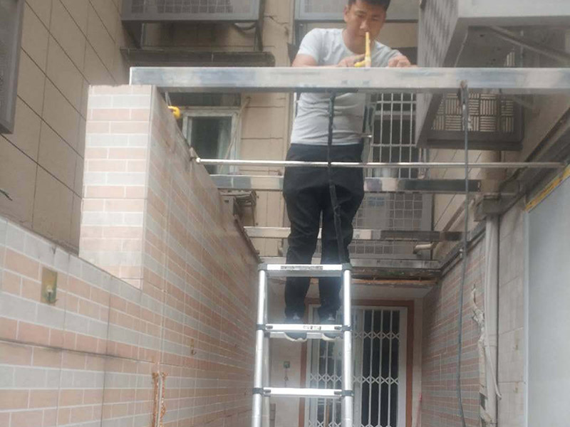 頂棚安裝維修：首先應(yīng)在墻面彈出標(biāo)高線,在墻的兩端固定壓線條,用水泥釘與墻面固定牢固。 依據(jù)設(shè)計(jì)標(biāo)高，沿墻面四周彈線，作為頂棚安裝的標(biāo)準(zhǔn)線，其水平允許偏差&plusmn;5毫米。      遇藻井吊頂時(shí),應(yīng)從下固定壓條,陰陽(yáng)角用壓條連接。注意預(yù)留出照明線的出口。吊頂面積大時(shí),應(yīng)在中間鋪設(shè)龍骨。      吊點(diǎn)間距應(yīng)當(dāng)復(fù)驗(yàn)，一般不上人吊頂為1200~1500毫米，上人吊頂為900~1200毫米。      面板安裝前應(yīng)對(duì)安裝完的龍骨和面板板材進(jìn)行檢查，符合要求后再進(jìn)行安裝。