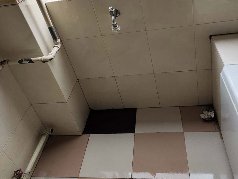 管道漏水修補(bǔ):先找到有裂縫砂眼的地方，金屬管道漏水時(shí)，地面會(huì)有潮濕痕跡，就能看到漏水的位置在什么地方。找到漏水的位置，做好標(biāo)記，先斷水 。斷水后，用砂紙打磨下管道外面，除去管道表面的浮砂、污物，然后對(duì)氣孔、砂眼盡可能用銼刀、手動(dòng)砂輪粗化，并用清潔劑擦拭干凈、熱風(fēng)機(jī)吹干，保持粘接面的干燥。均勻涂抹到裂縫砂眼表面，等待其自然固化。膠體完全固化后，若進(jìn)行噴砂處理表面效果會(huì)更好。當(dāng)用于密封堵漏時(shí)，盡可能將密封缺陷處除砂、除污、除銹，然后涂膠。