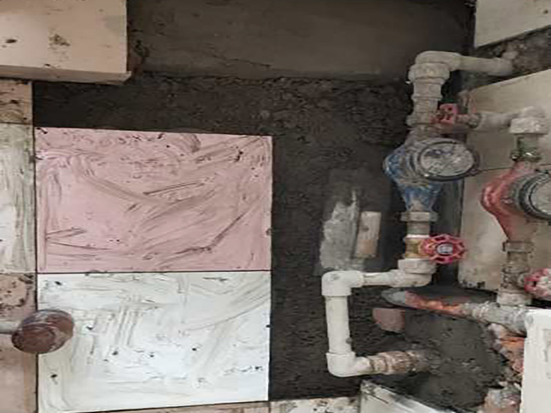 管道漏水修補(bǔ):先找到有裂縫砂眼的地方，金屬管道漏水時(shí)，地面會(huì)有潮濕痕跡，就能看到漏水的位置在什么地方。找到漏水的位置，做好標(biāo)記，先斷水 。斷水后，用砂紙打磨下管道外面，除去管道表面的浮砂、污物，然后對(duì)氣孔、砂眼盡可能用銼刀、手動(dòng)砂輪粗化，并用清潔劑擦拭干凈、熱風(fēng)機(jī)吹干，保持粘接面的干燥。均勻涂抹到裂縫砂眼表面，等待其自然固化。膠體完全固化后，若進(jìn)行噴砂處理表面效果會(huì)更好。當(dāng)用于密封堵漏時(shí)，盡可能將密封缺陷處除砂、除污、除銹，然后涂膠。