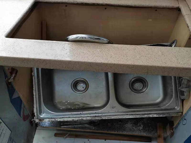 水槽拆除維修：在更換之前可以先把總的開關關閉，如果，廚房水龍頭的下方?jīng)]有總的開關，則需要到外面或者是陽臺水塔把總的開關關閉。關閉水源開關之后，請到注水管往上，找到水龍頭的水管的接口處，需要捏住水管上方的金屬接頭，用力往左右旋轉(zhuǎn)幾下，把原來舊的水龍頭拆下來。將水管拆掉之后，請用手握住這個水龍頭，再往左右旋轉(zhuǎn)，把水龍頭扭松。把水龍頭扭松之后，就可以輕易的把水龍頭下方的塑料旋鈕拆下來。然后就可以把整個水龍頭都拆下來了。把新的水龍頭直接裝上去就可以了，然后打開總的開關進行測試其使用情況。