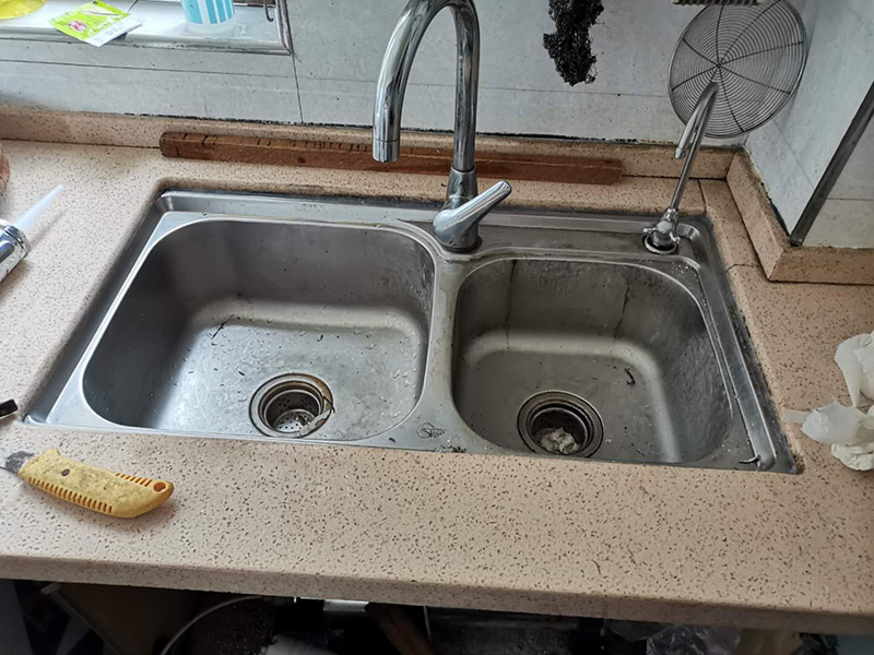 水槽拆除維修：在更換之前可以先把總的開關關閉，如果，廚房水龍頭的下方?jīng)]有總的開關，則需要到外面或者是陽臺水塔把總的開關關閉。關閉水源開關之后，請到注水管往上，找到水龍頭的水管的接口處，需要捏住水管上方的金屬接頭，用力往左右旋轉(zhuǎn)幾下，把原來舊的水龍頭拆下來。將水管拆掉之后，請用手握住這個水龍頭，再往左右旋轉(zhuǎn)，把水龍頭扭松。把水龍頭扭松之后，就可以輕易的把水龍頭下方的塑料旋鈕拆下來。然后就可以把整個水龍頭都拆下來了。把新的水龍頭直接裝上去就可以了，然后打開總的開關進行測試其使用情況。