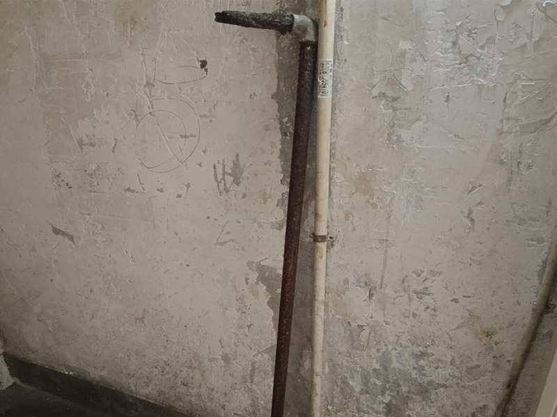 水管更換維修:首先，應(yīng)先關(guān)掉自來(lái)水閥門，再觀察漏水點(diǎn)，查看破裂處是什么狀況其次，觀察破裂處嚴(yán)重程度，如果只是有裂紋了，從裂紋往外溢水的話，就簡(jiǎn)單了，可以去門口的五金店買來(lái)專門用于修補(bǔ)塑料管破裂的膠水，千萬(wàn)要注意不要隨便使用膠水，要用專業(yè)的不會(huì)污染水質(zhì)的特殊膠水。