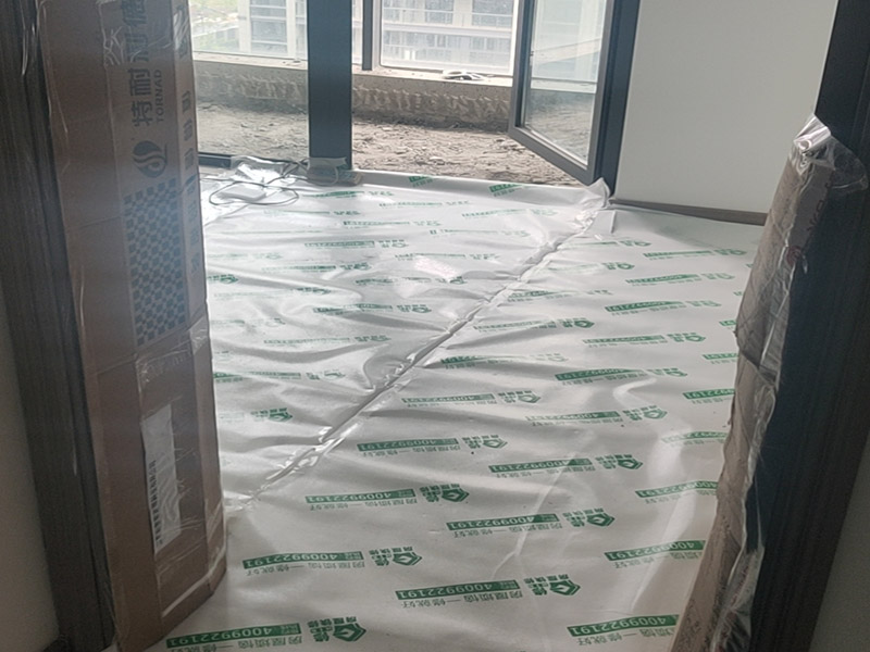 陽(yáng)臺(tái)改造成品保護(hù)：各種裝修物料的進(jìn)場(chǎng)以及各種建筑裝修垃圾的清理，都會(huì)經(jīng)過(guò)入戶門，這些物品在搬運(yùn)的過(guò)程中，難免會(huì)和入戶門發(fā)生磕碰，造成入戶門的磕碰劃傷，所以，第一個(gè)需要做好成品保護(hù)的地方就是入戶門。 做法：在裝修開工前直到家具進(jìn)場(chǎng)期間，都需要對(duì)入戶門進(jìn)行保護(hù)！可以使用成品保護(hù)膜將門包裹。 在進(jìn)行木門、櫥柜、家具等的相關(guān)的安裝或組裝的過(guò)程中，成品保護(hù)主要體現(xiàn)在兩個(gè)方面：一是原有的墻面、地面裝飾的保護(hù)，盡量避免因?yàn)檫@些安裝工程對(duì)已裝的部分造成破壞；二是安裝的物品本身的保護(hù)，注意不要在安裝過(guò)程中造成磕碰、劃傷等損傷。 好處：1.美觀；2.避免后期刮膩?zhàn)拥蔚焦褡由希?.避免后期安裝碰到，導(dǎo)致油漆脫落和刮痕；4.防塵。